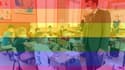 Montage d'une photo montrant Emmanuel Macron en visite dans une classe de primaire de Picardie le 17 juin 2021 et du drapeau LGBT+