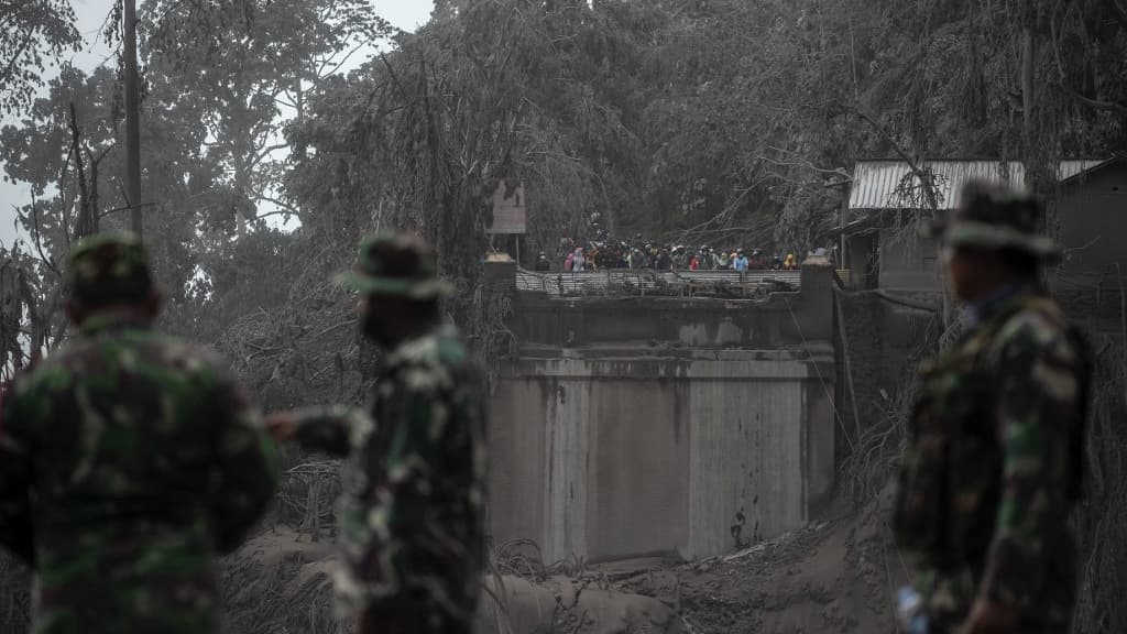 Un pont détruit à Lumajang, en Indonésie, après l'éruption du volcan Semeru, le 4 décembre 2021.