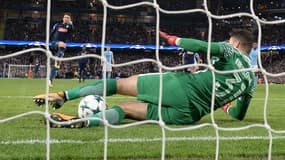 Ederson stoppe le penalty de Dries Mertens lors de Manchester City-Naples (2-1) le 17 octobre