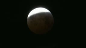 Une éclipse totale de lune dans le ciel francilien