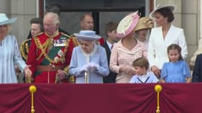 Jubilé d'Elizabeth II: la reine apparaît une seconde fois au balcon de Buckingham Palace entourée de sa famille