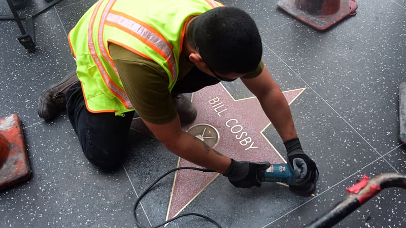 Un ouvrier nettoie l'étoile de Bill Cosby sur le "Walk of fame", vandalisée vendredi.