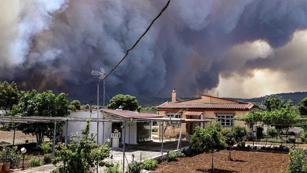 Une épaisse fumée noire près du village de Pournari, à quelque 25 km au sud-ouest d'Athènes, en Grèce, le 18 juillet 2023. Une épaisse fumée noire près du village de Pournari, à quelque 25 km au sud-ouest d'Athènes, en Grèce, le 18 juillet 2023.