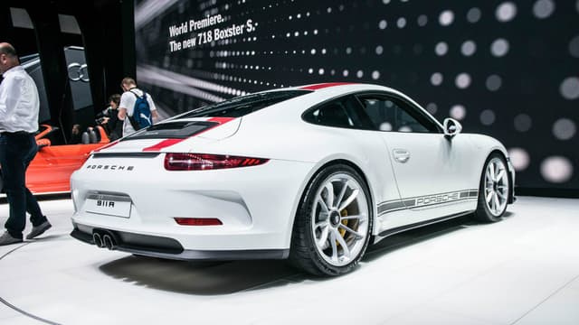 La 911R est l'une des stars de cette édition 2016 du Salon de Genève. Epurée, rapide et légère, elle constitue le rêve de tout puriste.
