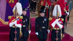 Deux actuels ministres prennent un tour de garde en uniforme auprès du cercueil d'Elizabeth II