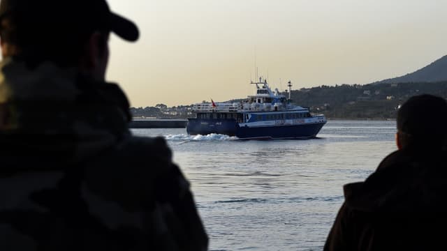 Un petit ferry turc transporte les migrants qui sont expulsés vers la Turquie depuis le port grec de Mytilène, le 4 avril 2016