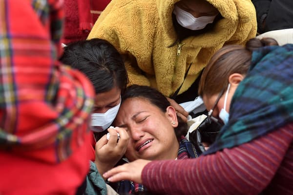 Le désespoir des proches des passagers du vol de la Yeti Airlines victime d'un crash devant un hôpital de Pokhara au Népal, le 16 janvier 2023