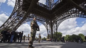Des légionnaires en faction sous la Tour Eiffel à Paris (image d'illustration)
