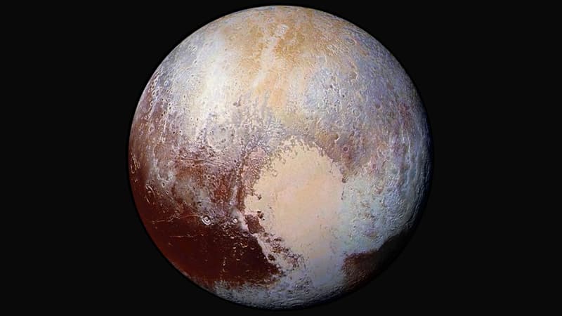 Photographie aux couleurs améliorées d'une des faces de Pluton, dévoilée le 24 juillet 2015.