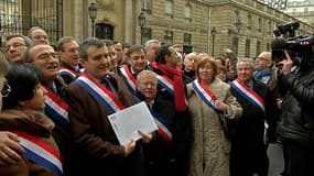 Les députés anti-mariage pour tous ont manifesté bruyamment devant les portes de l'Elysée.