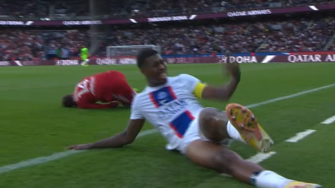 Kimpembe qui se fait mal sur un gros tacle lors de PSG-Brest, le 10 septembre 2022