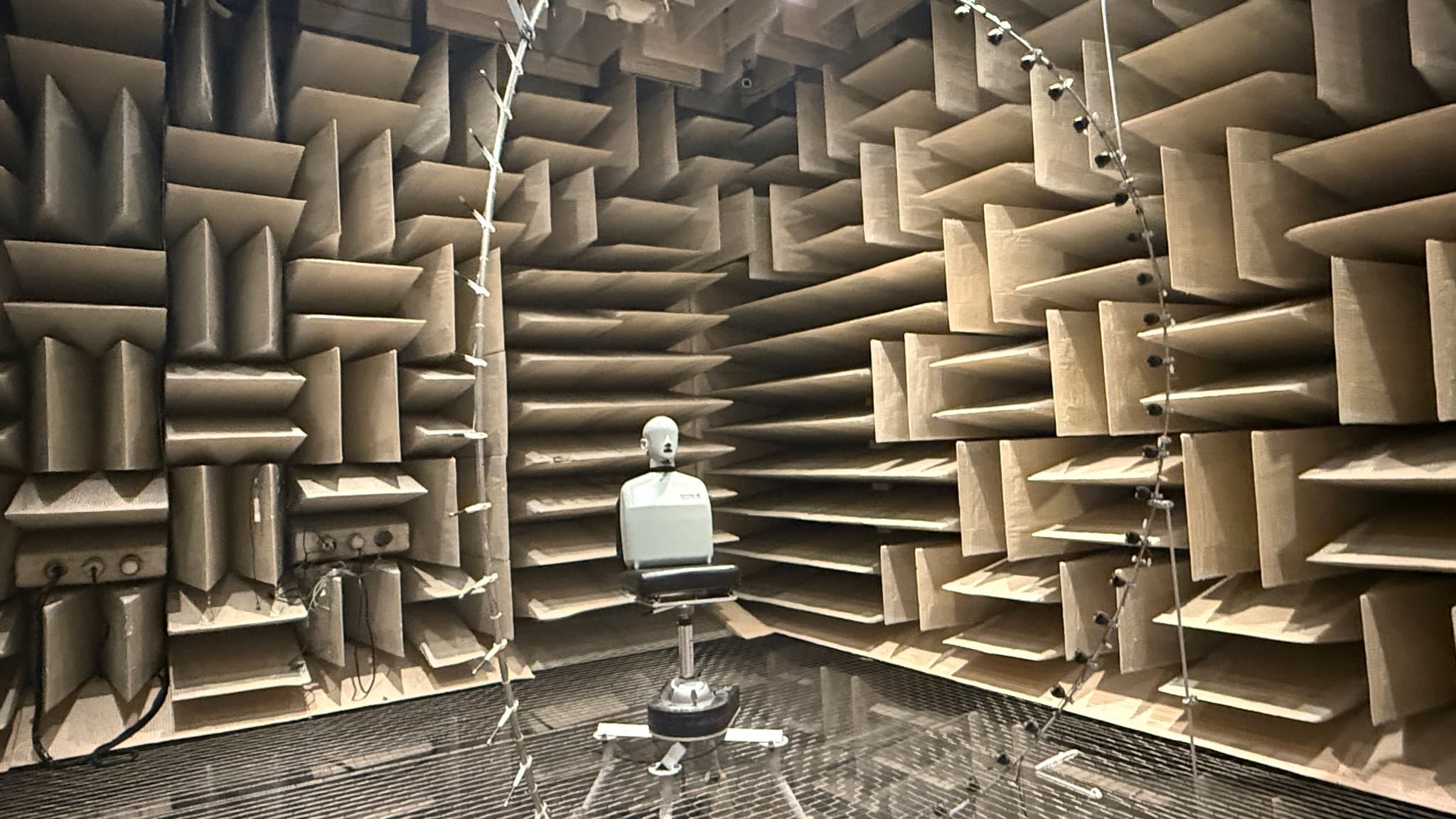 La chambre anéchoïque où est notamment conçu l'audio spatial La chambre anéchoïque où est notamment conçu l'audio spatial