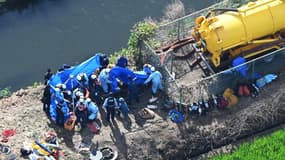 Le lieu du sauvetage des ouvriers tombés dans un regard d'égout à Gyoda, dans la préfecture de Saitama, le 2 août 2025. 
