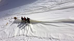 Installation de toiles pour protéger le glacier italien de Presena contre le réchauffement climatique, le 19 juin 2020