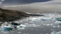 Des icebergs détachés d'une langue glaciaire du Vatnajökull se déplacent vers la mer, en Islande.