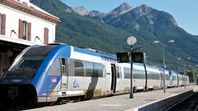Train express régional dans une gare alpine en juillet 2011.