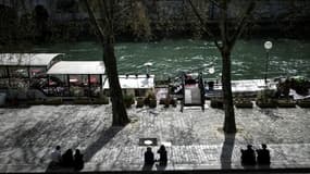 Des promeneurs profitent du soleil à Paris le 28 mars 2021