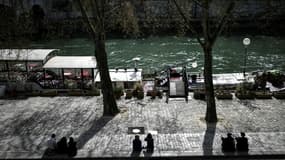 Des promeneurs profitent du soleil à Paris (Photo d'illustration). 