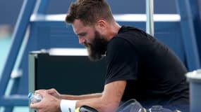 Le Français Benoît Paire, pendant une pause lors de son match contre l'Italien Lorenzo Musetti, le 27 mars 2021 au Masters 1000 de Miami