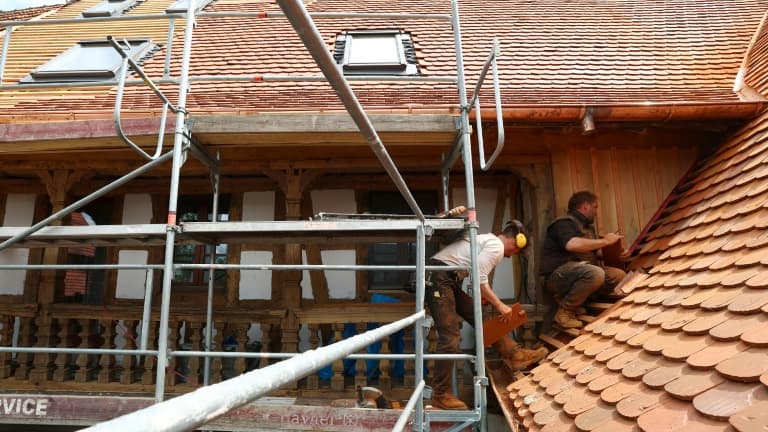Des ouvriers travaillent à la rénovation d'une maison (illustration)