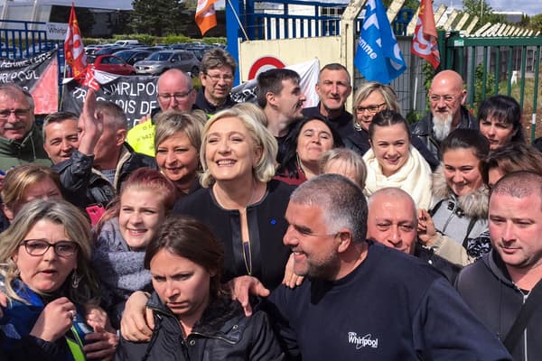 Marine Le Pen entourée de salariés de l'entreprise Whirlpool d'Amiens le 26 avril 2017.