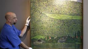"Litzlberg am Attersee" (Le mont Litzl près du lac Attersee), une oeuvre tardive de Gustav Klimt inspirée du pointillisme. Ce tableau volé par les nazis durant la guerre a été vendu 40,4 millions de dollars (29,3 millions d'euros, commission incluse) merc