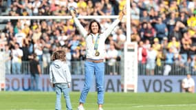 Charline Picon présente sa médaille de bronze olympique à La Rochelle, le 8 septembre 2024.