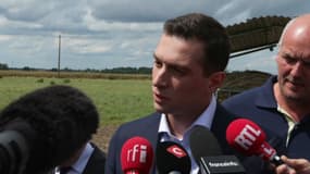 Jordan Bardella, le président du Rassemblement national, lors d'un déplacement de campagne à Chuelles dans le Loiret, vendredi 14 juin 2024.