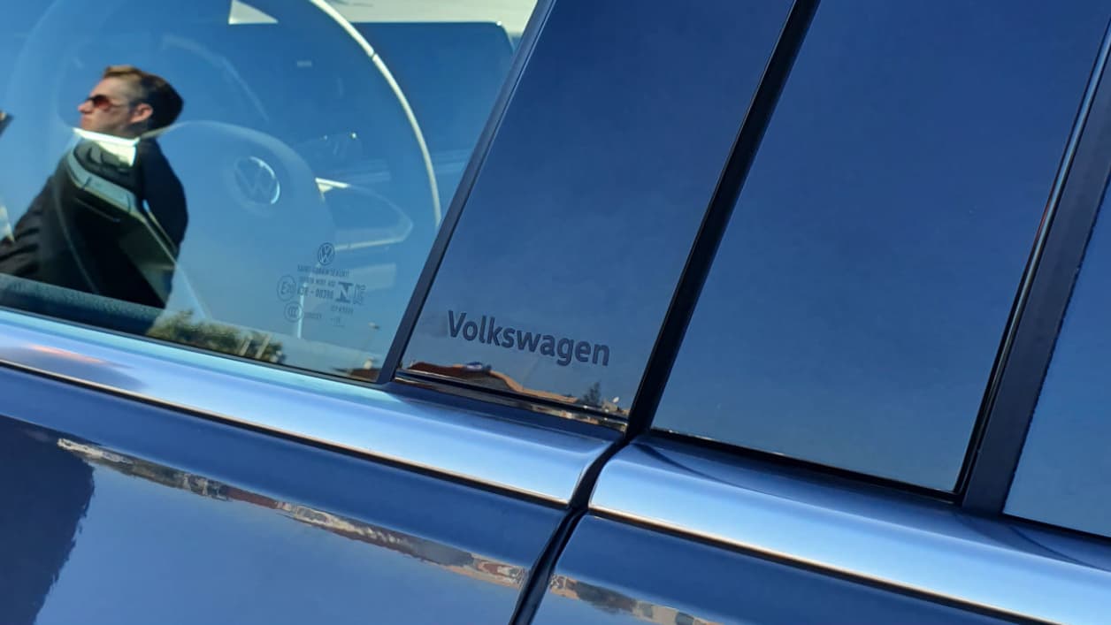 Si la marque a abandonné le slogan "Das Auto" après le dieselgate, VW réintroduit discrètement son patronyme un peu partout sur la Golf. Comme une fierté retrouvée. Si la marque a abandonné le slogan "Das Auto" après le dieselgate, VW réintroduit discrètement son patronyme un peu partout sur la Golf. Comme une fierté retrouvée.