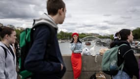 Des passants à Paris