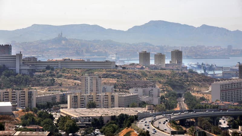 Vue de Marseille en 2009, frappée par une alerte orange canicule.