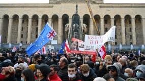 Des manifestants réclament la libération de l'ex-président géorgien Mikheïl Saakachvili, en grève de la faim dans un hôpital pénitentiaire, le 19 novembre 2021 à Tbilissi
