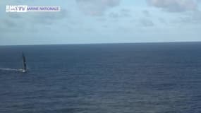 Quand un hélicoptère de la marine nationale survole le trimaran de François Gabart