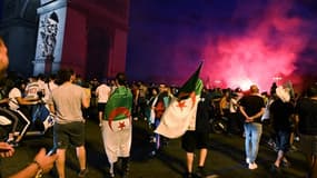 Des supporters algériens ce jeudi soir sur les Champs-Elysées.