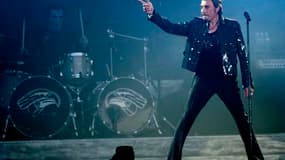 Johnny Hallyday au Stade de France en 2009. Le chanteur français a été opéré jeudi à Los Angeles pour faire remplacer la prothèse de sa hanche. Victime de problèmes graves après une opération l'année dernière, le rocker vient de terminer l'enregistrement