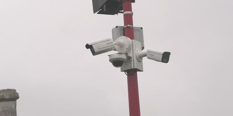 À La Vieille-Lyre, un total de 17 caméras ont été déployées et sont loin de déranger le quotidien de quelque 600 âmes de la commune.
