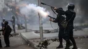 Des policiers égyptiens tirent des gaz lacrymogènes sur des manifestants pro-Morsi, le 29 novembre, au Caire.