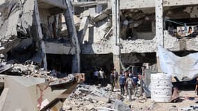 Des Palestiniens dans l'école al-Zahra, utilisée comme refuge par les Palestiniens déplacés, touchée par une frappe israélienne, dans le quartier de Shujaiya de la ville de Gaza, le 8 août 2024. PHOTO D'ILLUSTRATION