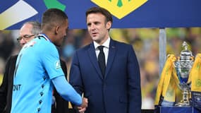 Emmanuel Macron avec le Nantais Alban Lafont en 2022