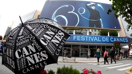 Le Palais des Festivals ouvrira mercredi ses portes à la 63e édition du Festival de Cannes, avec 19 films en compétition. Le jury présidé par Tim Burton doit remettre la Palme d'Or le 23 mai./Photo prise le 11 mai 2010/REUTERS/Eric Gaillard