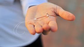 Un DIU ou " dispositif intra-utérin " est un moyen de contraception inséré dans l' utérus par un professionnel de santé.