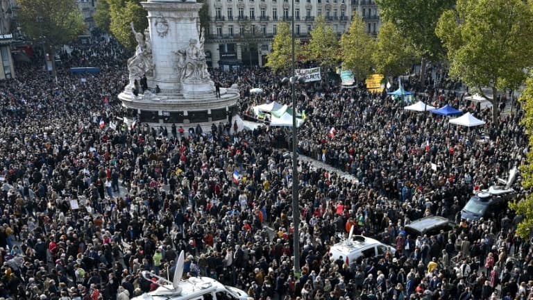 Des milliers de personnes rassemblées, le 18 octobre 2020, place de la République pour rendre hommage à Samuel Paty, le professeur d'histoire décapité dans les Yvelines