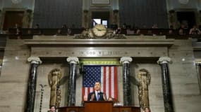 Dans son discours sur l'état de l'Union, Barack Obama s'est présenté comme le défenseur d'une classe moyenne frappée par les difficultés économiques malgré les profits des entreprises. /Photo prise le 12 février 2013/REUTERS/Charles Dharapak/Pool