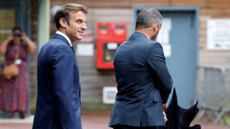 Le président Macron quitte le bureau de vote au Touquet lors du second tour des législatives le 19 juin 2022