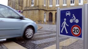 Le panneau B52 signalant des "zones de rencontre" entre piétons, cyclistes et voitures où les véhicules ne doivent pas dépasser les 20 km/h.