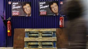 Affiches de Jean-Luc Mélenchon, à Saint-Herblain, près de Nantes. Le Front de gauche voit dans les assemblées citoyennes qu'il organise la "cheville ouvrière" de son mouvement, un mouvement qui, insiste son candidat, a pour ambition d'aller bien au-delà d