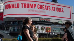 "Trump triche au golf": quand Bloomberg se moque du président sur des panneaux publicitaires