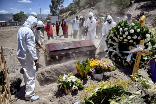 Enterrement d'une personne morte du Covid-19 au cimetière municipal de Valle de Chalco, banlieue de Mexico, le 4 juin 2020 Enterrement d'une personne morte du Covid-19 au cimetière municipal de Valle de Chalco, banlieue de Mexico, le 4 juin 2020