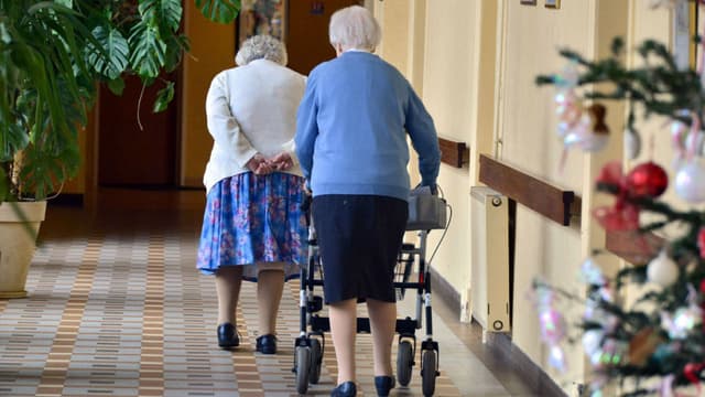 Seuls 47% des plus de 65 ans pensent que l'on peut se sentir "utile" en maison de retraite.