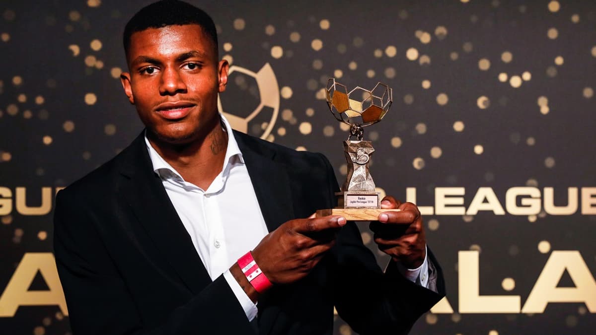 Wesley avec son trophée de meilleur Espoir en Belgique